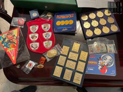 ...le monetine di Zio Paperone, le spille di Topolino e gli stemmi, i francobolli e le medagliette dei �paperi�